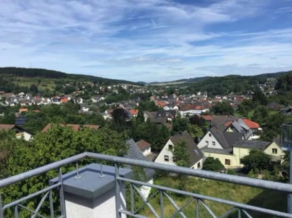 Immobilie in Balve - Provisionsfrei: Traumhafte Eigentumswohnung mit Balkon & einmaliger Aus- & Fernsicht über Balve - Bild 0