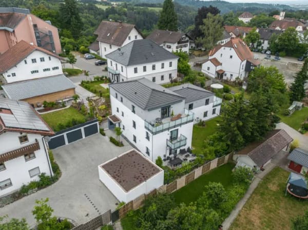 Immobilie in Mitterfels - Zinsgünstiges Darlehen! Neuwertiges Mehrfamilienhaus mit 5 Wohneinheiten im Luftkurort Mitterfels! - Bild 0