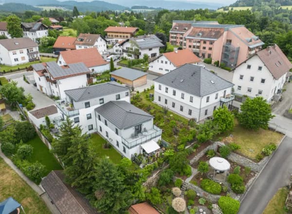 Immobilie in Mitterfels - Zinsgünstiges Darlehen! Neuwertiges Mehrfamilienhaus mit 5 Wohneinheiten im Luftkurort Mitterfels! - Bild 1