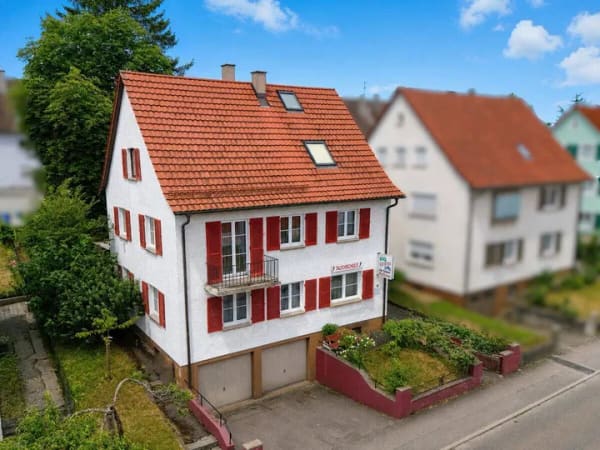 Immobilie in Rottweil - Rottweil: Stadtnahes Dreifamilienhaus mit zusätzlichem Anbau, Garten und Doppelgarage - Bild 0
