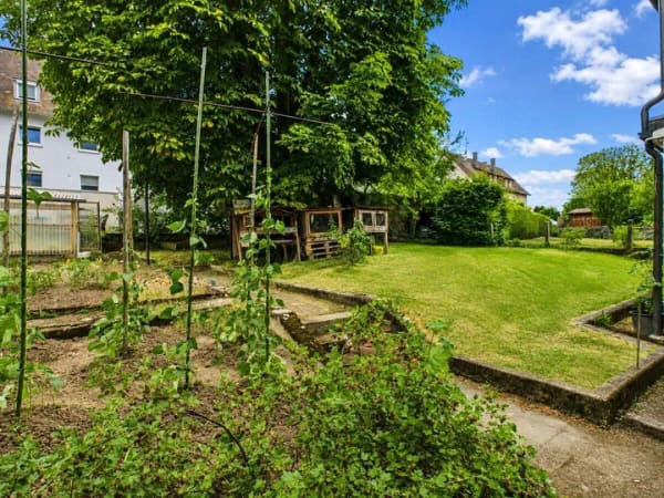Immobilie in Rottweil - Rottweil: Stadtnahes Dreifamilienhaus mit zusätzlichem Anbau, Garten und Doppelgarage - Bild 1