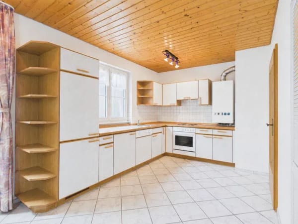 Immobilie in Rottweil - Rottweil: Stadtnahes Dreifamilienhaus mit zusätzlichem Anbau, Garten und Doppelgarage - Bild 2