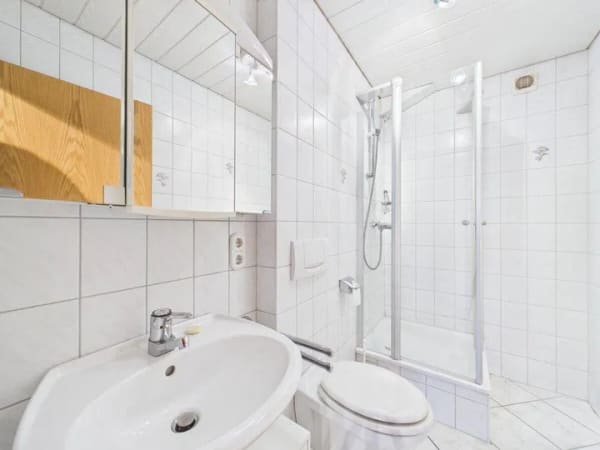 Immobilie in Rottweil - Rottweil: Stadtnahes Dreifamilienhaus mit zusätzlichem Anbau, Garten und Doppelgarage - Bild 4