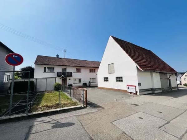 Immobilie in Mainburg - Frühere Hofstelle mit großem Wohnhaus, schönen Garten, Garagen und Nebengebäude! - Bild 0