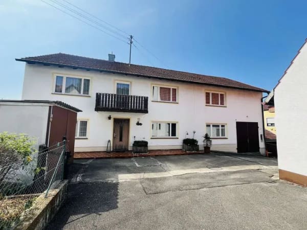 Immobilie in Mainburg - Frühere Hofstelle mit großem Wohnhaus, schönen Garten, Garagen und Nebengebäude! - Bild 1