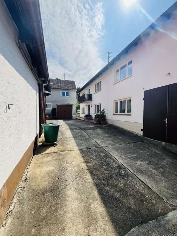 Immobilie in Mainburg - Frühere Hofstelle mit großem Wohnhaus, schönen Garten, Garagen und Nebengebäude! - Bild 2