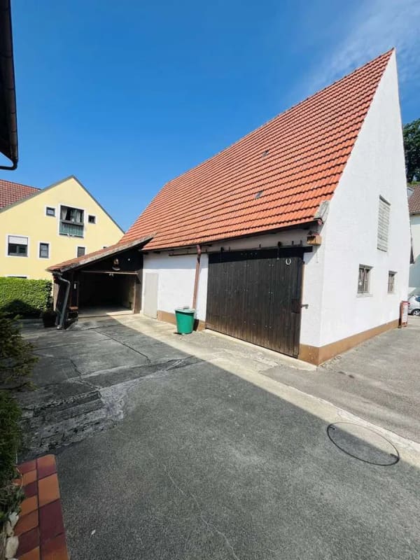 Immobilie in Mainburg - Frühere Hofstelle mit großem Wohnhaus, schönen Garten, Garagen und Nebengebäude! - Bild 3