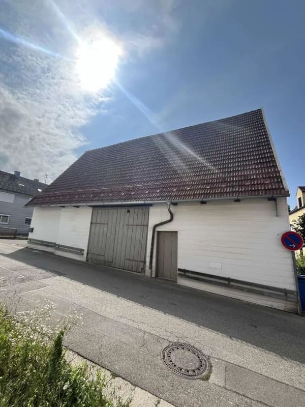 Immobilie in Mainburg - Frühere Hofstelle mit großem Wohnhaus, schönen Garten, Garagen und Nebengebäude! - Bild 4