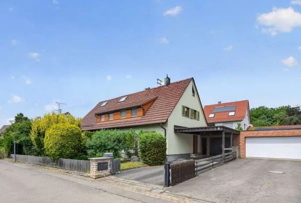 Immobilie in Dettenhausen - SCHÖNBUCH – Familienfreundliches Zweifamilienhaus mit Terrasse, Balkon und Garage in Dettenhausen - Bild 1