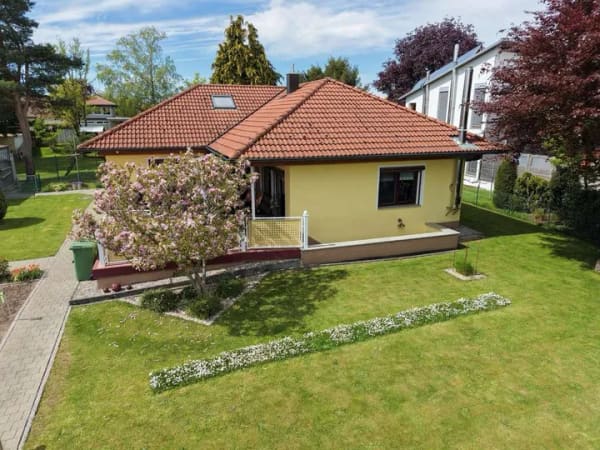 Immobilie in Waldenburg - großzügiger attraktiver Bungalow in Waldenburg mit Einliegerwohnung - Bild 0