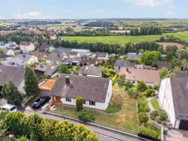 Immobilie in Ammerndorf - Fernblick inklusive – großzügiges Zweifamilienhaus in ruhiger Wohnlage von Ammerndorf - Bild 0