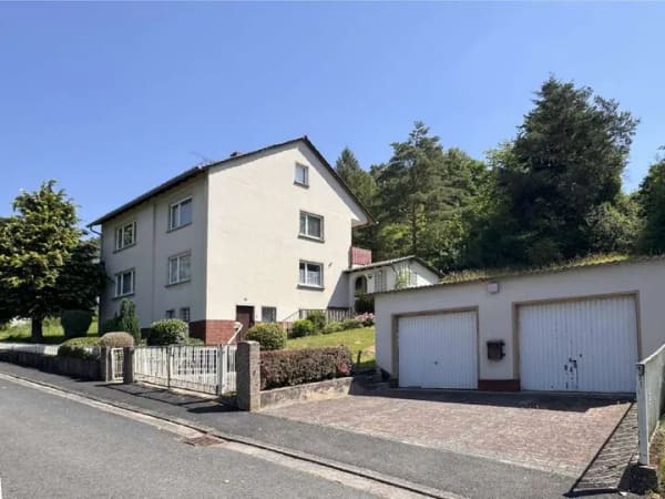 Immobilie in Rotenburg an der Fulda - Solides Wohnhaus auf 1.250 qm Grundstück in ruhiger Randlage mit Blick ins Grüne in RoF-Schwarzenh - Bild 1