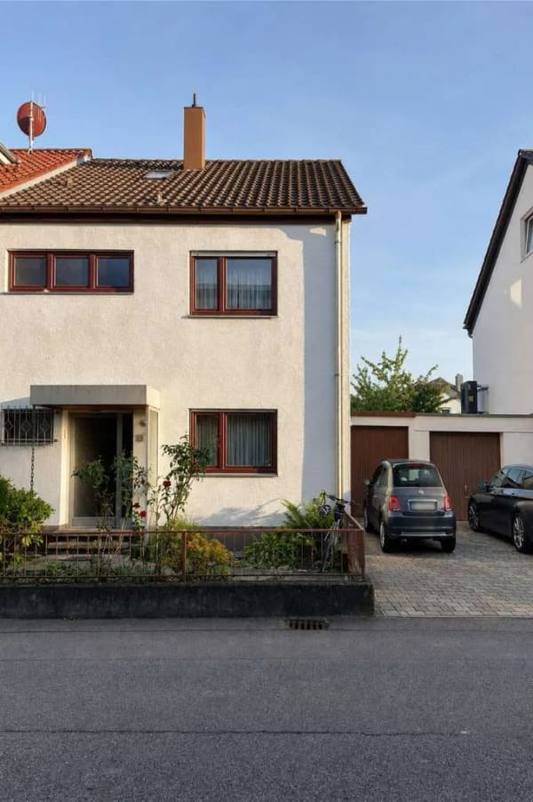 Immobilie in Heiningen - Charmante Doppelhaushälfte mit großem Garten und ausgebautem Dachgeschoss – ideal für Familien - Bild 0