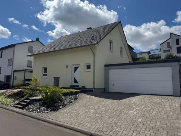 Immobilie in Bekond - Bekond - Neuwertiges Einfamilienhaus mit Doppelgarage, Kaminofen, Wintergarten und Einbauküche - Bild 0