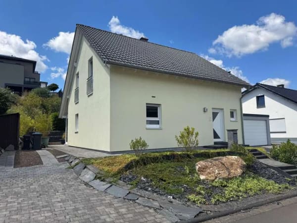 Immobilie in Bekond - Bekond - Neuwertiges Einfamilienhaus mit Doppelgarage, Kaminofen, Wintergarten und Einbauküche - Bild 1