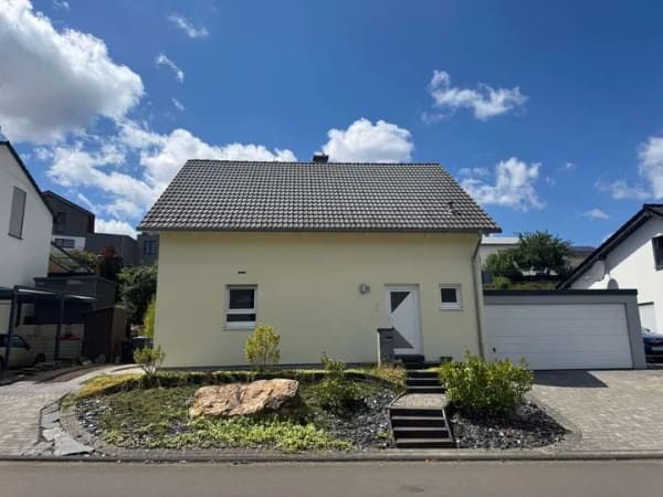 Immobilie in Bekond - Bekond - Neuwertiges Einfamilienhaus mit Doppelgarage, Kaminofen, Wintergarten und Einbauküche - Bild 2