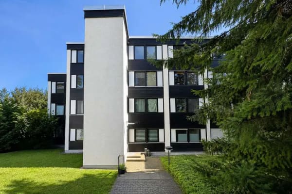 Immobilie in Pöcking - PÖCKING: 3,5-ZIMMER-WOHNUNG ZUM WOHLFÜHLEN MIT BLICK INS GRÜNE - Bild 0
