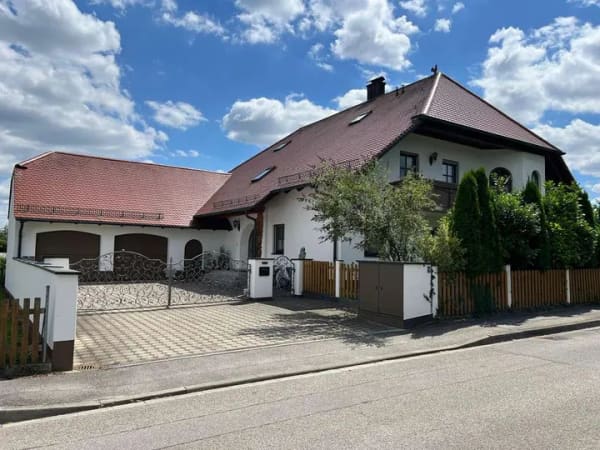Immobilie in Essenbach - REPRÄSENTATIVE VILLA MIT GROSSZÜGIGEM GARTEN UND POOL - Bild 0