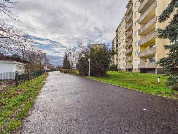 Immobilie in Erlensee - **Charmante 3-Zi.-ETW mit Balkon, EBK, KFZ, Abstellraum, Aufzug, uvm. - gute Lage!** - Bild 2