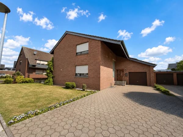 Immobilie in Rheinberg - Mehr Platz. Mehr Möglichkeiten. Mehr Zuhause. Großzügiges Zweifamilienhaus in Rheinberg-Millingen - Bild 0