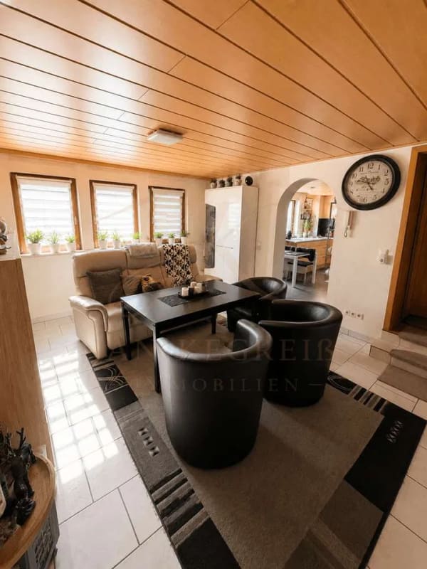Immobilie in Bondorf - Einfamilienhaus mit 8 Zimmern, Garten und viel Platz für Ihre Wohnideen in Bondorf - Bild 1