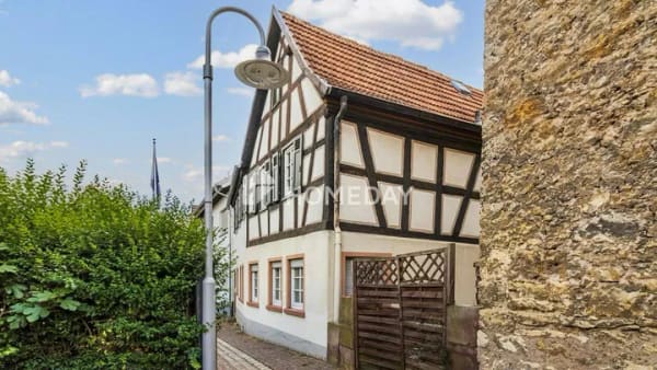 Immobilie in Flörsheim - Historisches Fachwerkhaus mit ausbaubarem Dachboden, Innenhof und modernisiertem Bad - Bild 0