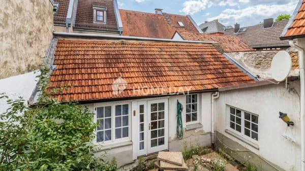 Immobilie in Flörsheim - Historisches Fachwerkhaus mit ausbaubarem Dachboden, Innenhof und modernisiertem Bad - Bild 1