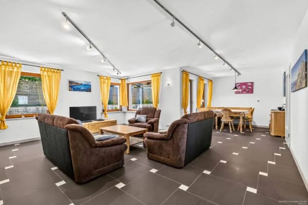 Immobilie in Straßlach-Dingharting - GEORGI: Stilvoll wohnen mit Gartenparadies und komfortabler Einliegerwohnung - Bild 1