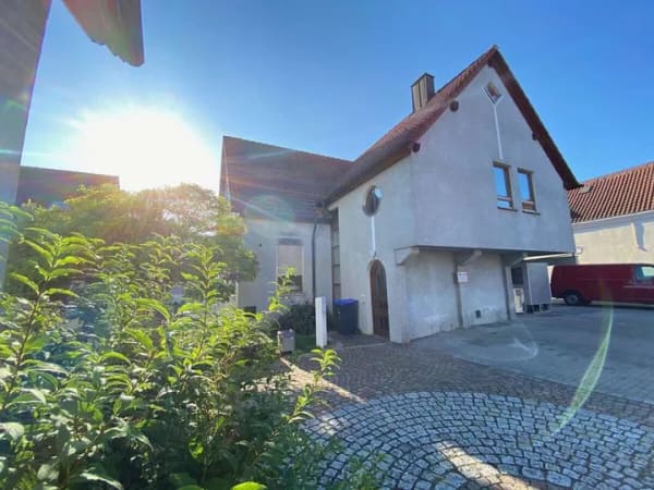 Immobilie in Ilsfeld - Großflächiges Wohn- und Geschäftshaus mit Tiefgarage, freier Gewerbefläche in EG, Wohnen OG und DG - Bild 0