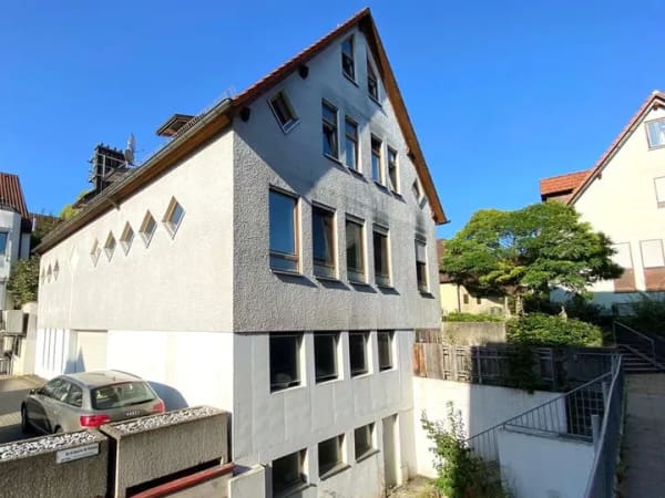 Immobilie in Ilsfeld - Großflächiges Wohn- und Geschäftshaus mit Tiefgarage, freier Gewerbefläche in EG, Wohnen OG und DG - Bild 1