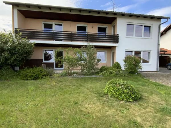 Immobilie in Hohenlinden - Solides Zweifamilienhaus zum modernisieren und zusätzliches Baurecht - Bild 0