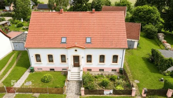 Immobilie in Oschersleben - Charmante Doppelhaushälfte mit großem Garten und vielfältigen Entwicklungspotential - Bild 1