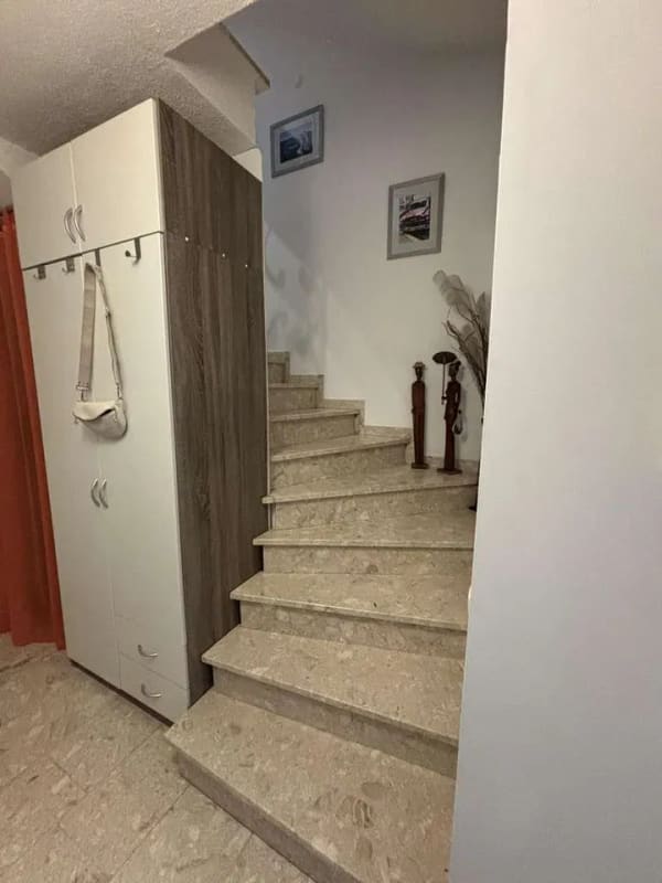 Immobilie in Althegnenberg - Gepflegtes Reihenmittelhaus mit Balkon, Terrasse und kleinem Garten - Bild 2