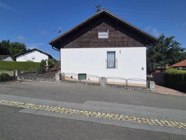 Immobilie in Arrach - Hier fühlt sich die Familie wohl - Gepflegtes Einfamilienhaus in ruhiger Lage der Gemeinde Arrach - Bild 1