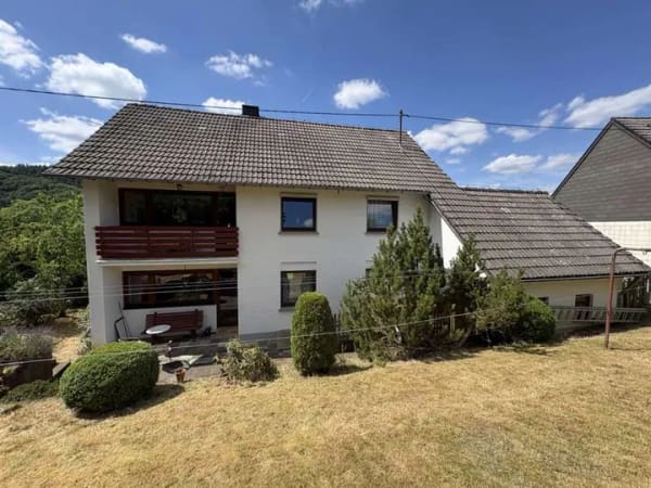 Immobilie in Schleiden - Großzügiges Einfamilienhaus mit Einliegerwohnung und viel Entwicklungspotenzial in Schleiden-Oberhau - Bild 2