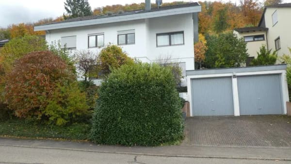 Immobilie in Dettingen an der Erms - Großzügige 3-Zimmer-Dach-Wohnung mit herrlicher Aussicht plus Büro/1-Zi-App. im EG in Dettingen/Erms - Bild 0