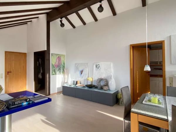 Immobilie in Dettingen an der Erms - Großzügige 3-Zimmer-Dach-Wohnung mit herrlicher Aussicht plus Büro/1-Zi-App. im EG in Dettingen/Erms - Bild 2