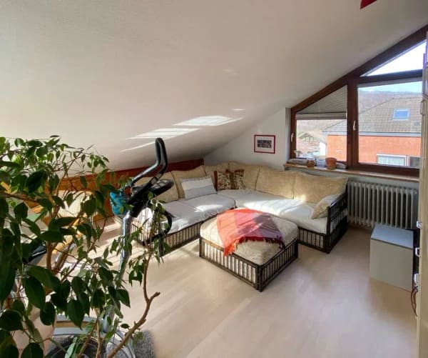 Immobilie in Dettingen an der Erms - Großzügige 3-Zimmer-Dach-Wohnung mit herrlicher Aussicht plus Büro/1-Zi-App. im EG in Dettingen/Erms - Bild 3