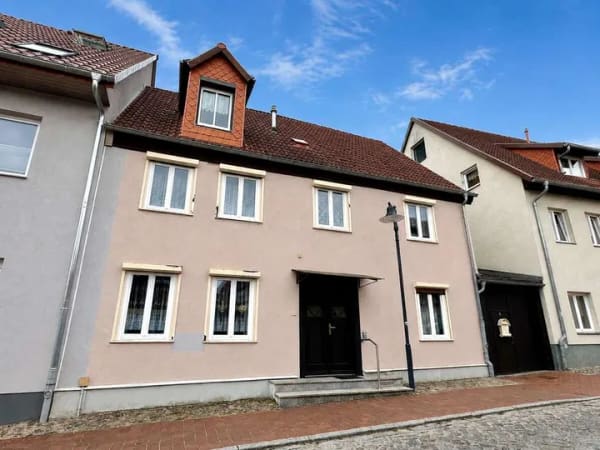 Immobilie in Burg Stargard - HORN IMMOBILIEN ++ Reihenmittelhaus in Burg Stargard, zentrale Lage - Bild 1