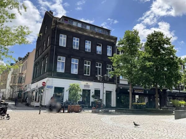 Immobilie in Andernach - Anlagepaket. 2 vermietete Altbauwohnungen direkt am Marktplatz. - Bild 1