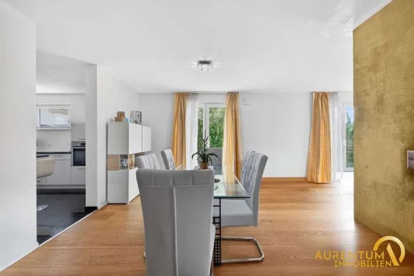 Immobilie in Neufahrn in Niederbayern - Freistehendes Effizienzhaus A+ mit Wärmepumpe, Kamin und 789 m² Grundstück zu verkaufen - Bild 0