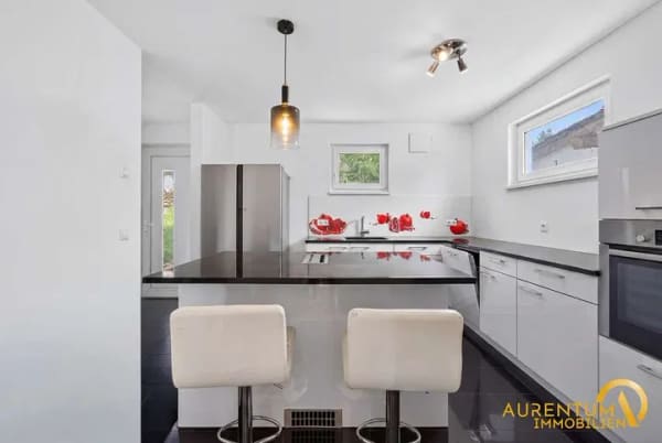 Immobilie in Neufahrn in Niederbayern - Freistehendes Effizienzhaus A+ mit Wärmepumpe, Kamin und 789 m² Grundstück zu verkaufen - Bild 2
