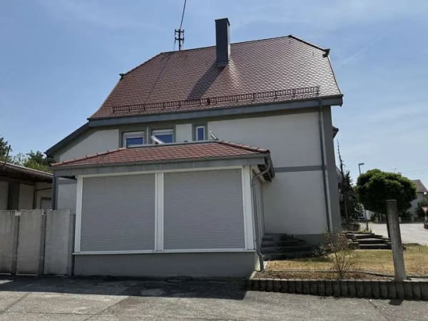 Immobilie in Uttenweiler - Einfamilienhaus mit separatem Büro/Wohnung, 3 Garagen und separater Halle - Bild 2