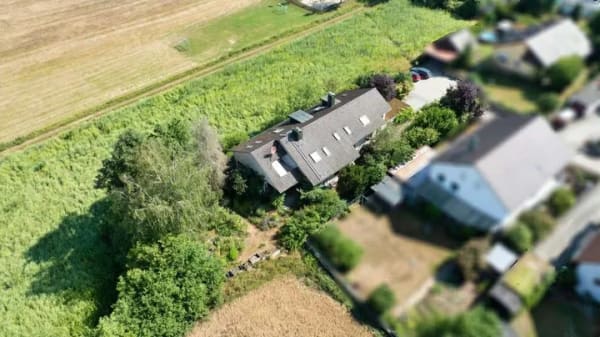 Immobilie in Wenzenbach - Großzügiges Zweifamilienhaus mit viel Potenzial in schöner Ortsrandlage - Bild 0