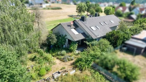 Immobilie in Wenzenbach - Großzügiges Zweifamilienhaus mit viel Potenzial in schöner Ortsrandlage - Bild 1