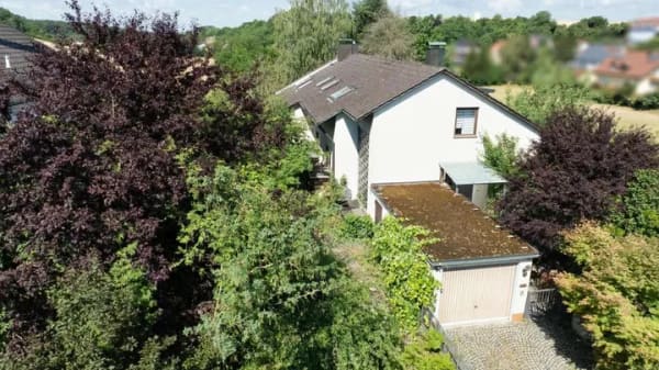 Immobilie in Wenzenbach - Großzügiges Zweifamilienhaus mit viel Potenzial in schöner Ortsrandlage - Bild 2
