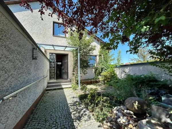 Immobilie in Wenzenbach - Großzügiges Zweifamilienhaus mit viel Potenzial in schöner Ortsrandlage - Bild 3