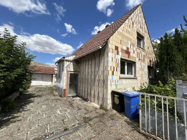 Immobilie in Westhofen - Sanierungsbedürftiges Einfamilienhaus mit Garage in Westhofen - Bild 0