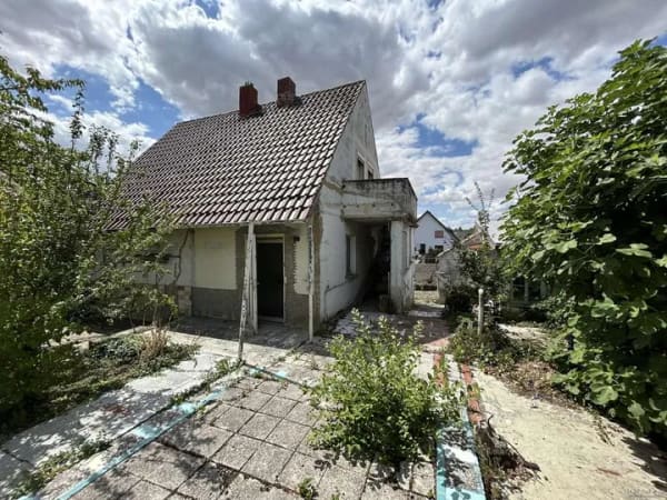 Immobilie in Westhofen - Sanierungsbedürftiges Einfamilienhaus mit Garage in Westhofen - Bild 1