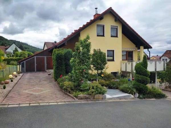 Immobilie in Ludwigschorgast - Ein schönes Zuhause in Südhanglage mit Panoramablick, nahe Kulmbach + Bayreuth gelegen. - Bild 2